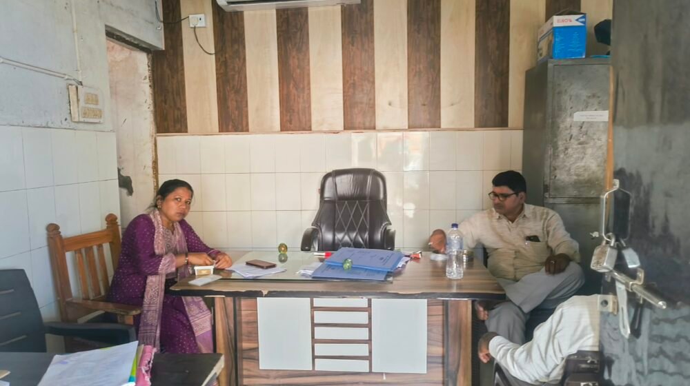 अमेठी ब्लॉक ADO पंचायत कार्यालय की खाली कुर्सी