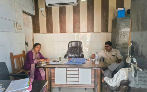 अमेठी ब्लॉक ADO पंचायत कार्यालय की खाली कुर्सी