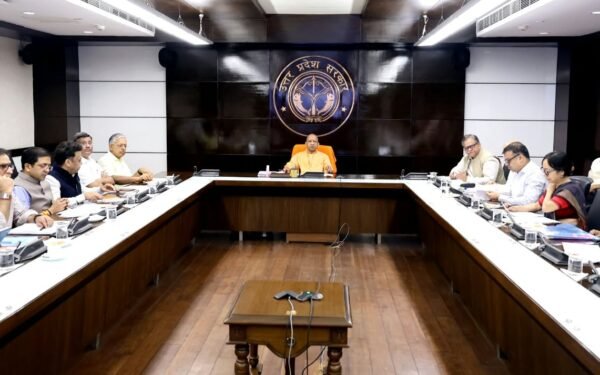 CM समीक्षा बैठक में मुख्यमंत्री योगी आदित्यनाथ
