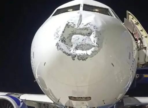 IndiGo Flight 6E925 पर आकाशीय बिजली गिरने के बाद लखनऊ में सुरक्षित लैंडिंग