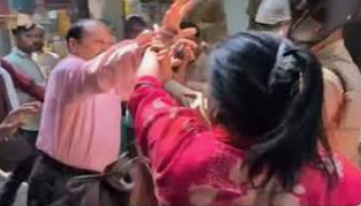 झांसी छेड़खानी मामले में रिटायर्ड दारोगा पिता की पिटाई