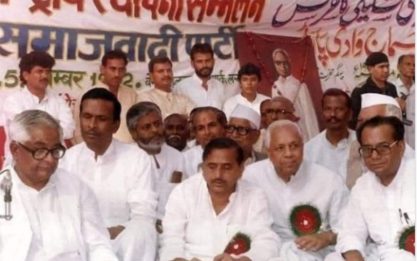 समाजवादी पार्टी के 34वें स्थापना दिवस पर मुलायम सिंह यादव और अखिलेश यादव की तस्वीर