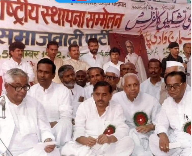 समाजवादी पार्टी के 34वें स्थापना दिवस पर मुलायम सिंह यादव और अखिलेश यादव की तस्वीर