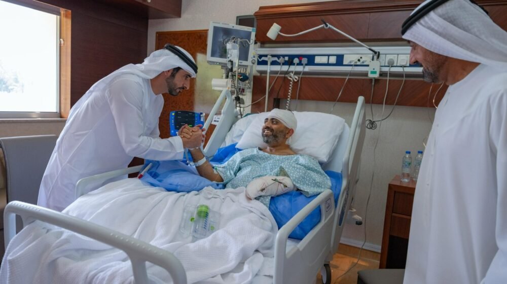 UAE के डिप्टी PM शेख हमदान कैप्टन स्मित मच्छार से अस्पताल में मुलाकात करते हुए