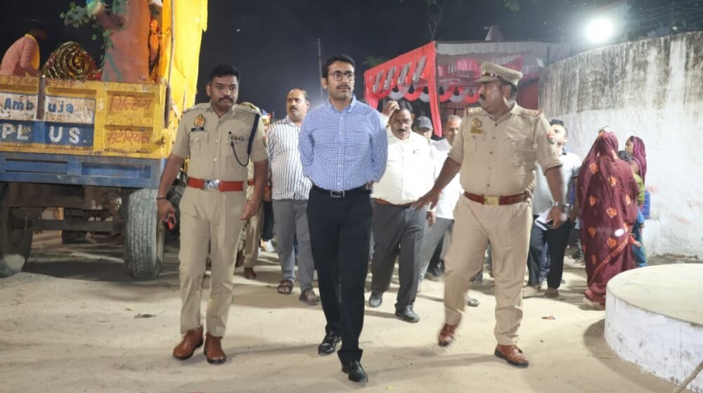 अमेठी के इसौली घाट पर दुर्गा प्रतिमा विसर्जन की व्यवस्था का निरीक्षण करते डीएम और एसपी