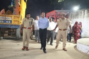 अमेठी के इसौली घाट पर दुर्गा प्रतिमा विसर्जन की व्यवस्था का निरीक्षण करते डीएम और एसपी