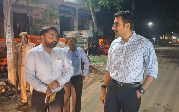 अमेठी में सड़क मरम्मत के लिए निरीक्षण करते जिलाधिकारी शशांक चौधरी