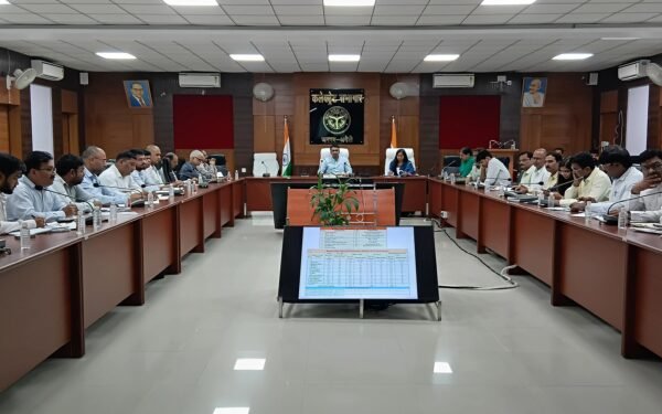 अमेठी डीएम शशांक चौधरी की बेसिक शिक्षा विभाग की बैठक