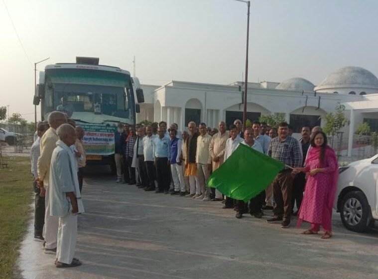 अमेठी के 54 किसानों को श्रीअन्न की खेती का प्रशिक्षण लेने जबलपुर रवाना करतीं सीडीओ पूजा साहू