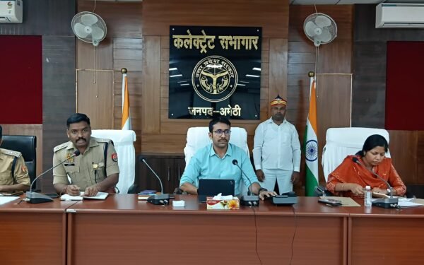 अमेठी में त्योहारों की सुरक्षा व्यवस्था को लेकर जिलाधिकारी शशांक चौधरी की बैठक