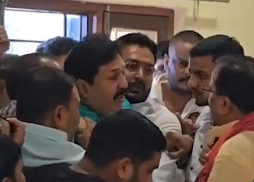 आजमगढ़ भाजपा कार्यालय में विवाद के बाद जिलाध्यक्ष ध्रुव सिंह और वरिष्ठ नेता ज्ञानू सिंह