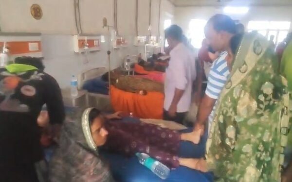 बलिया के आसचौरा गांव में मडुआ की रोटी खाने के बाद बीमार महिलाओं का जिला अस्पताल में इलाज