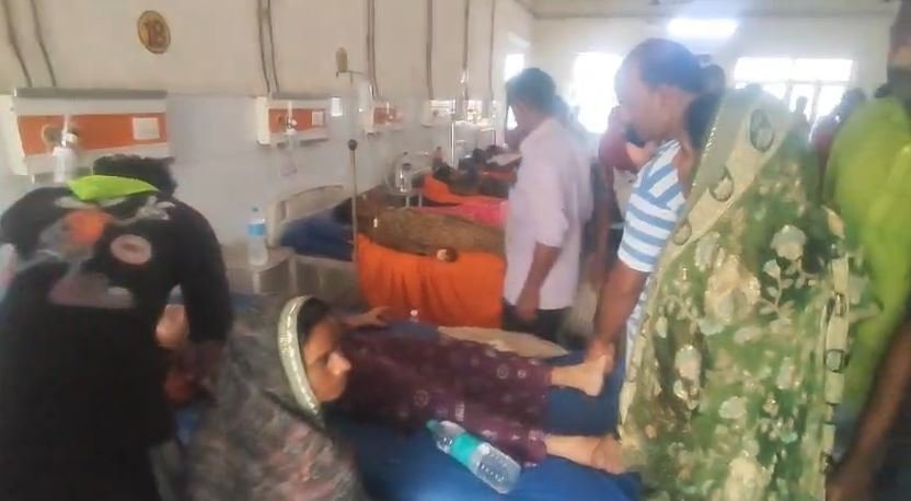 बलिया के आसचौरा गांव में मडुआ की रोटी खाने के बाद बीमार महिलाओं का जिला अस्पताल में इलाज