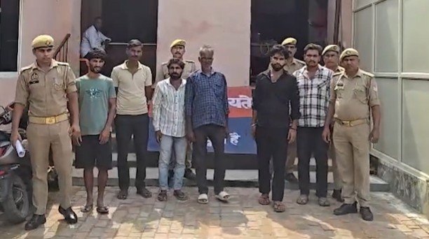 बरेली मेले में डांस को लेकर विवाद के बाद पुलिस कार्रवाई