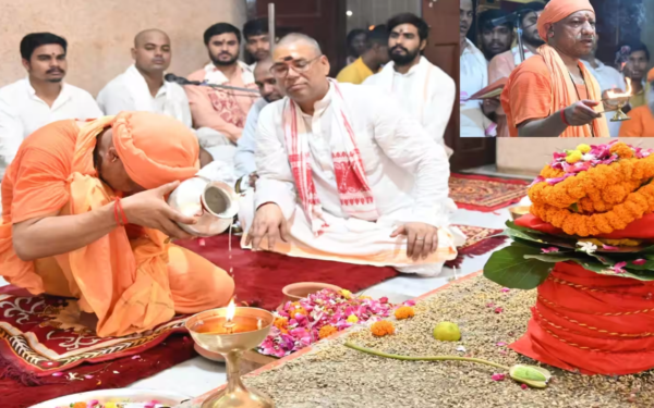 गोरखनाथ मंदिर में शारदीय नवरात्र के पहले दिन कलश स्थापना करते योगी आदित्यनाथ