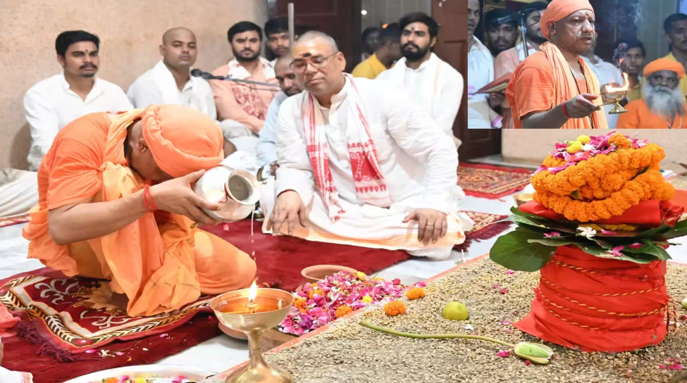 गोरखनाथ मंदिर में शारदीय नवरात्र के पहले दिन कलश स्थापना करते योगी आदित्यनाथ