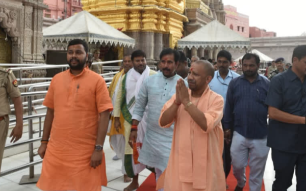 वाराणसी दौरे पर मुख्यमंत्री योगी आदित्यनाथ और शिक्षक-स्नातक महासम्मेलन