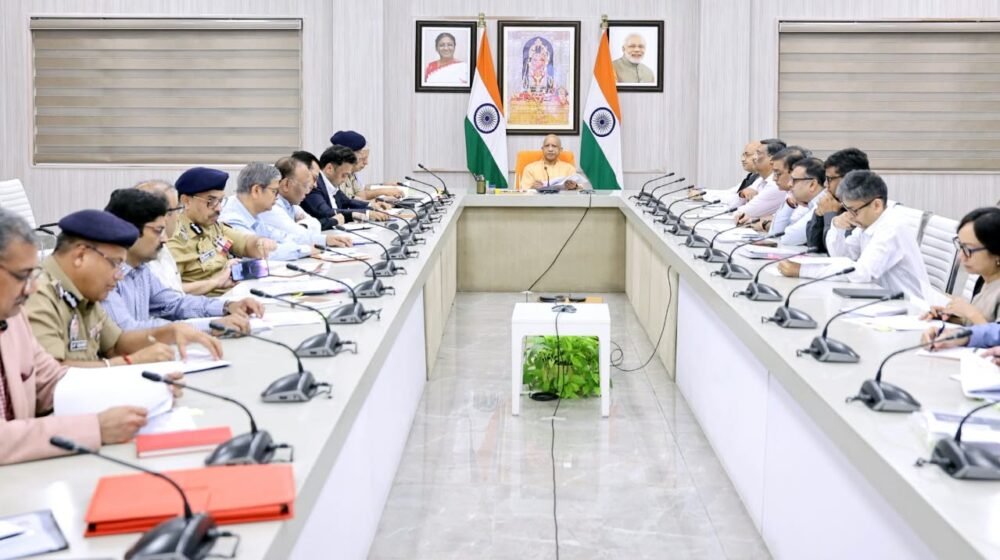 मुख्यमंत्री योगी आदित्यनाथ की अधिकारियों के साथ समीक्षा बैठक