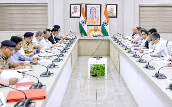 मुख्यमंत्री योगी आदित्यनाथ की अधिकारियों के साथ समीक्षा बैठक