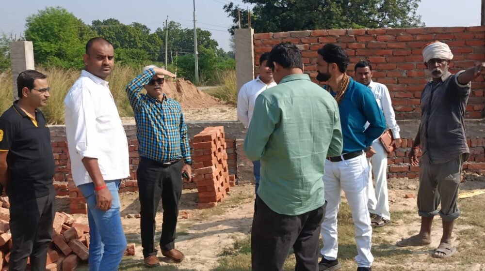 अमेठी के बड़गांव में अंत्येष्टि स्थल निर्माण का निरीक्षण