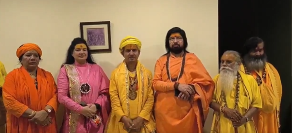 विराट कोहली पर पांच करोड़ रुपये के दावे के विवाद के बाद दिनेश फलाहारी ने प्रेमानंद महाराज से मांगी माफी