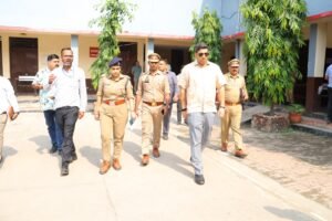 गाजियाबाद MLC चुनाव में मतदान केंद्र का निरीक्षण करते जिलाधिकारी रविंद्र कुमार मॉंदड़