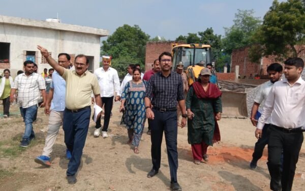 गुरु गोरखनाथ तपोस्थली अमेठी के निर्माण कार्य का निरीक्षण करते डीएम शशांक चौधरी