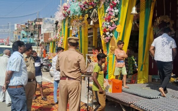 गोरखनाथ पूजा पंडाल निरीक्षण के दौरान सुरक्षा व्यवस्था देखते पुलिस अधिकारी