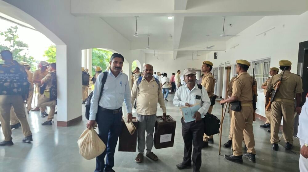 गोरखपुर-फैजाबाद शिक्षक निर्वाचन के लिए बलरामपुर कलेक्ट्रेट से रवाना होती पोलिंग पार्टियां