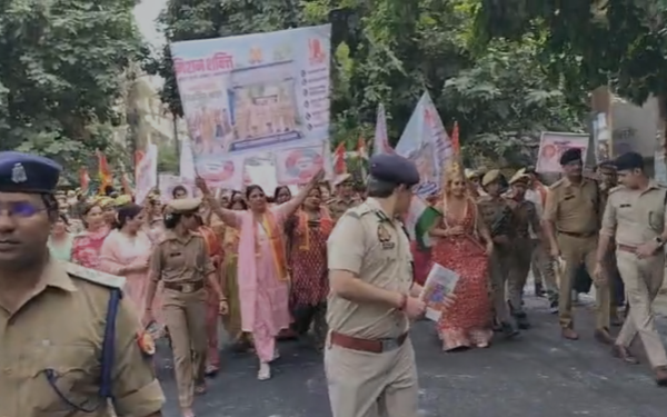 गाजियाबाद के कौशांबी में मिशन शक्ति महिला सुरक्षा पैदल मार्च