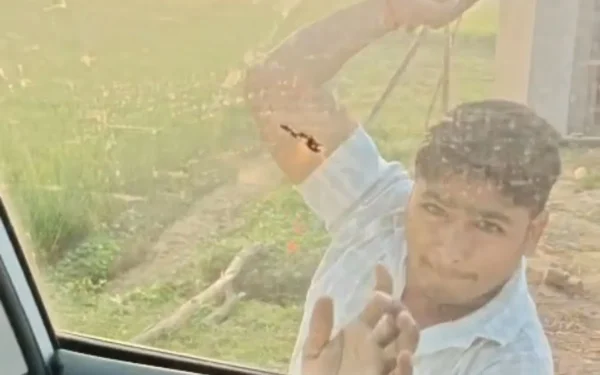 रायबरेली मां-बेटी पर हमला कार पर ईंट पत्थर बरसाते लोग