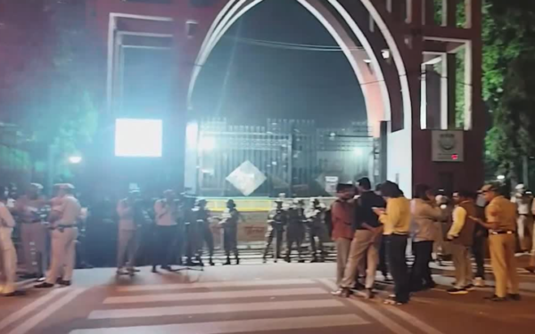 जामिया यूनिवर्सिटी में छात्रों से मिलने पहुंचे इमरान मसूद