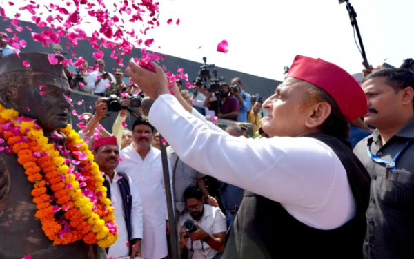 अखिलेश यादव JPNIC में जयप्रकाश नारायण की प्रतिमा पर माल्यार्पण करते हुए