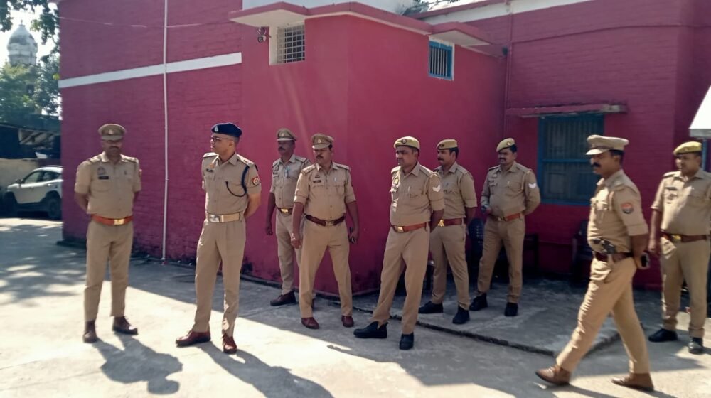 महराजगंज में MLC चुनाव के लिए फरेंदा और बृजमनगंज के पोलिंग बूथों का निरीक्षण