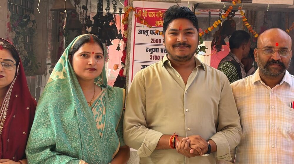 देवी पाटन धाम में मां भगवती की आरती करते महेश सोनी