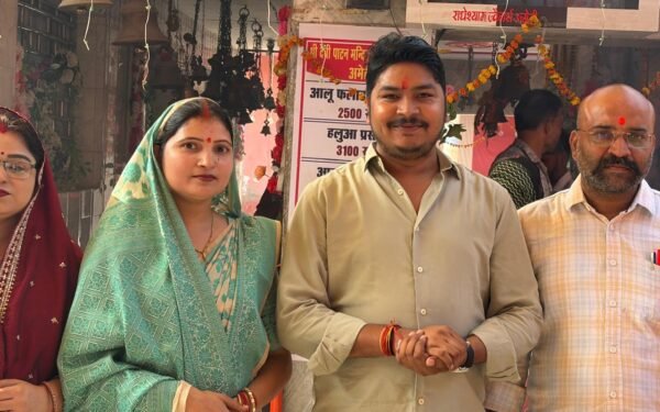 देवी पाटन धाम में मां भगवती की आरती करते महेश सोनी
