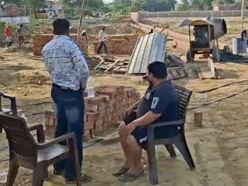 मथुरा फायरिंग में प्लॉट पर हथियारबंद लोगों की गोलीबारी