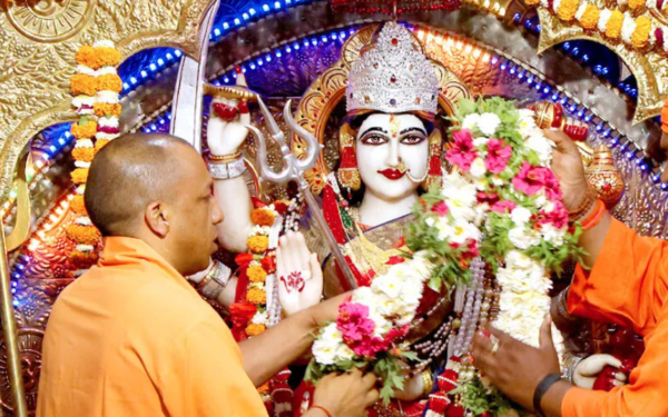 शारदीय नवरात्रि पर सीएम योगी मां पाटेश्वरी मंदिर में दर्शन करते हुए