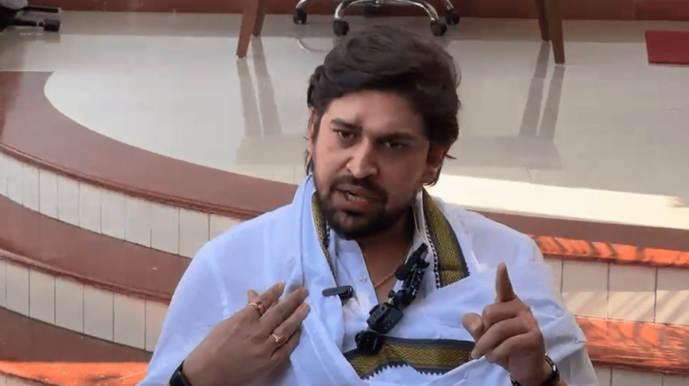 मऊ में अब्बास अंसारी पर बयान देते भाजपा युवा मोर्चा के नेता शक्ति सिंह