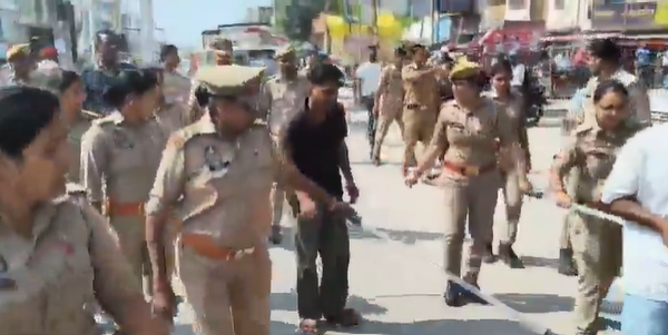 प्रतापगढ़ छेड़खानी मामले में आरोपियों को कोतवाली ले जाती महिला पुलिसकर्मियों की टीम