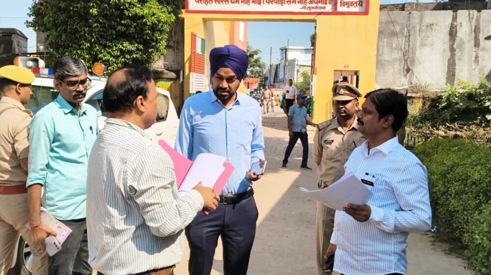 सुलतानपुर शिक्षक MLC चुनाव में मतदान केंद्र पर वोट डालते शिक्षक मतदाता