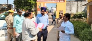 सुलतानपुर शिक्षक MLC चुनाव में मतदान केंद्र पर वोट डालते शिक्षक मतदाता