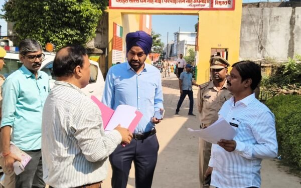 सुलतानपुर शिक्षक MLC चुनाव में मतदान केंद्र पर वोट डालते शिक्षक मतदाता