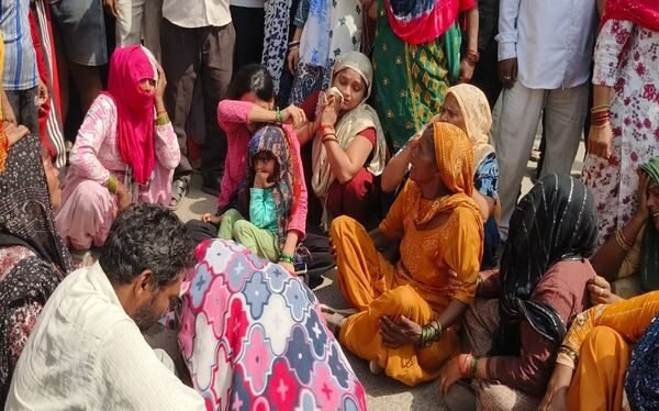 गाजियाबाद टीला मोड़ थाने के बाहर महिला का शव रखकर प्रदर्शन