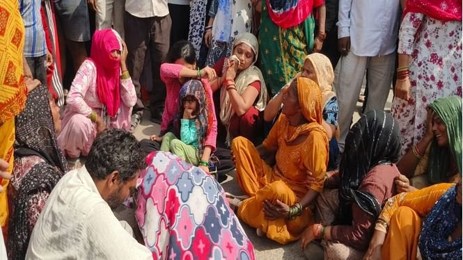 गाजियाबाद टीला मोड़ थाने के बाहर महिला का शव रखकर प्रदर्शन