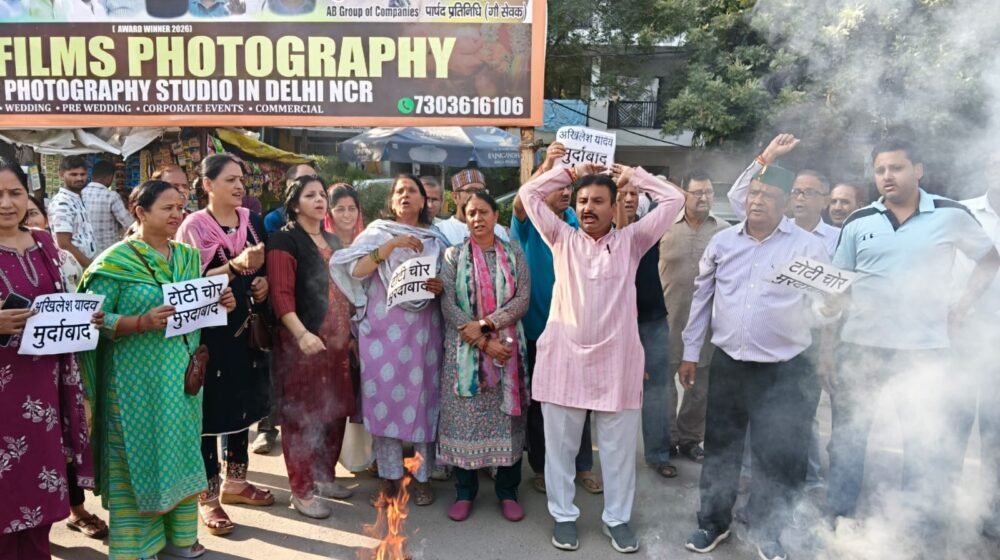 गाजियाबाद के शालीमार गार्डन में अखिलेश यादव के कथित बयान के विरोध में उत्तराखंड भ्रातृ समिति का प्रदर्शन
