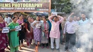 गाजियाबाद के शालीमार गार्डन में अखिलेश यादव के कथित बयान के विरोध में उत्तराखंड भ्रातृ समिति का प्रदर्शन