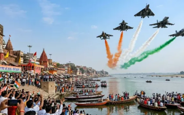 वाराणसी एयर शो 2026 में नमो घाट के ऊपर भारतीय वायुसेना का हवाई प्रदर्शन