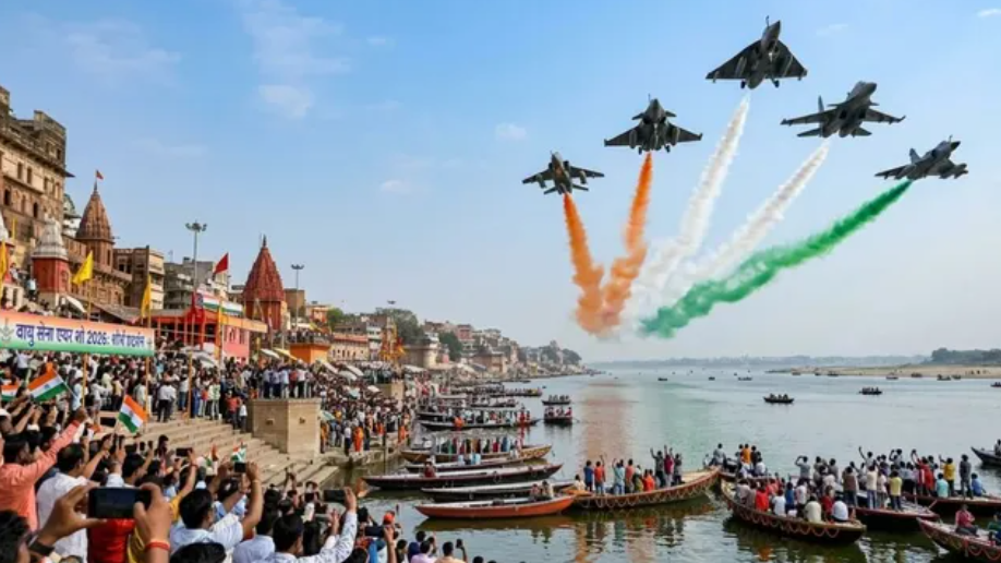 वाराणसी एयर शो 2026 में नमो घाट के ऊपर भारतीय वायुसेना का हवाई प्रदर्शन