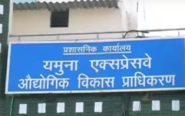 यमुना प्राधिकरण क्षेत्र में जमीन मुआवजे की कथित अनियमितता से जुड़े दस्तावेजों की सांकेतिक तस्वीर